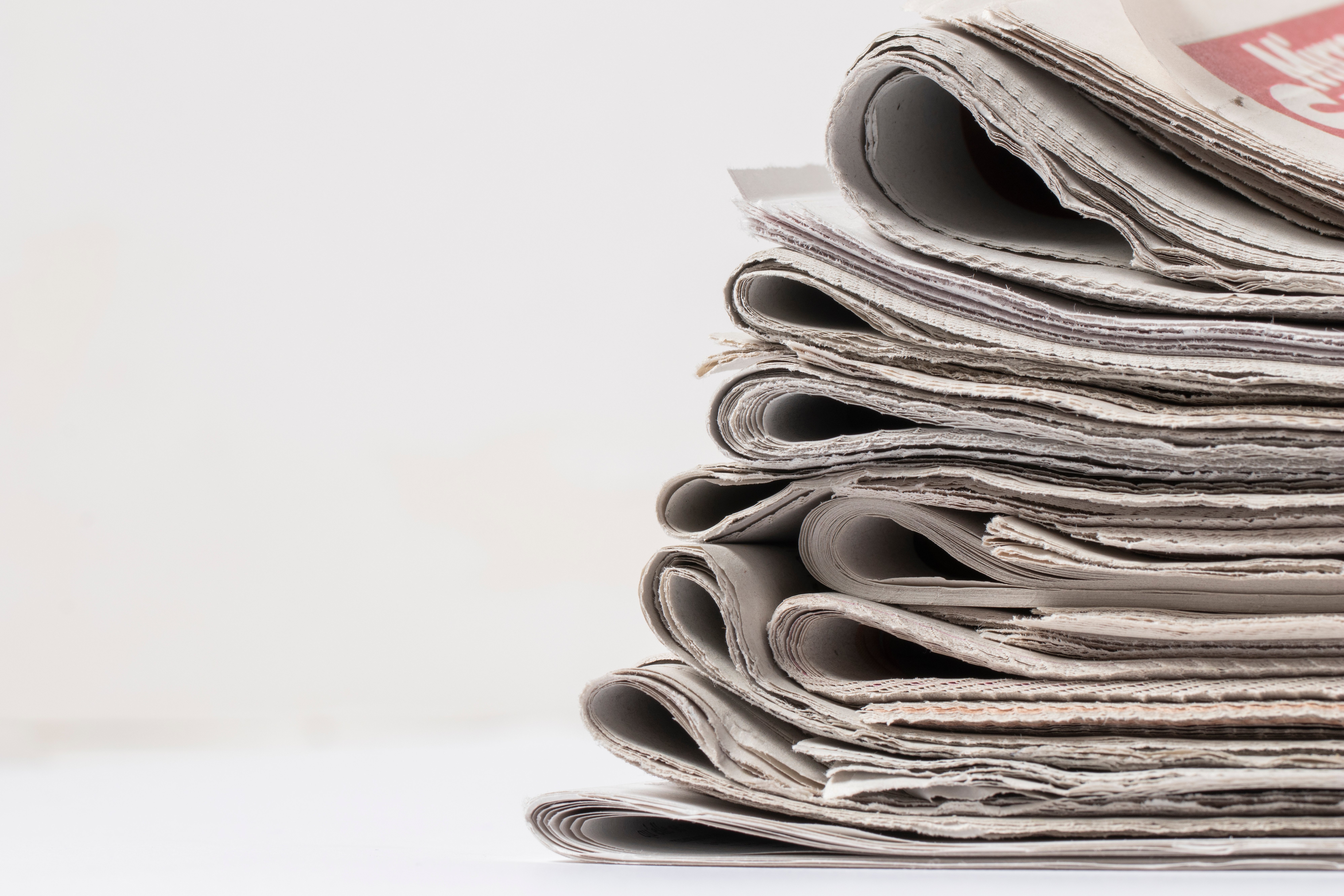 arranjo-de-pilha-de-jornais-de-textura-antiga